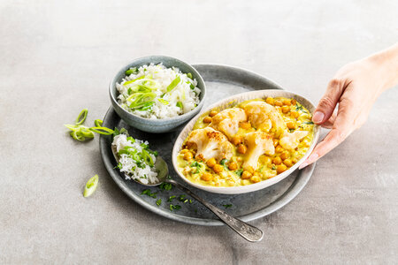 Indian cauliflower chickpeas curry 
