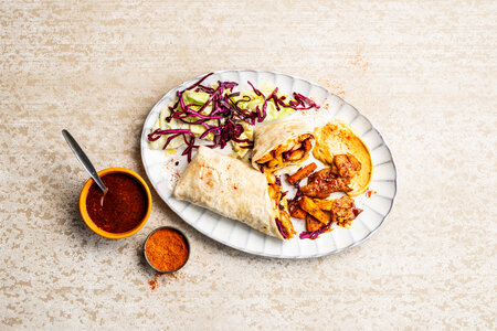 Shoarma wrap with forgotten vegetables and plant-based fillet pieces