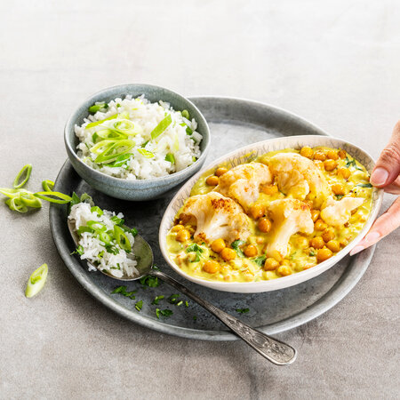 Indian cauliflower chickpeas curry 