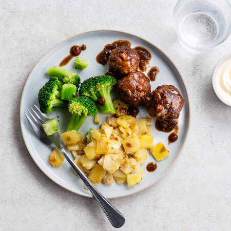 Meatballs with steamed broccoli & sauteed potatoes